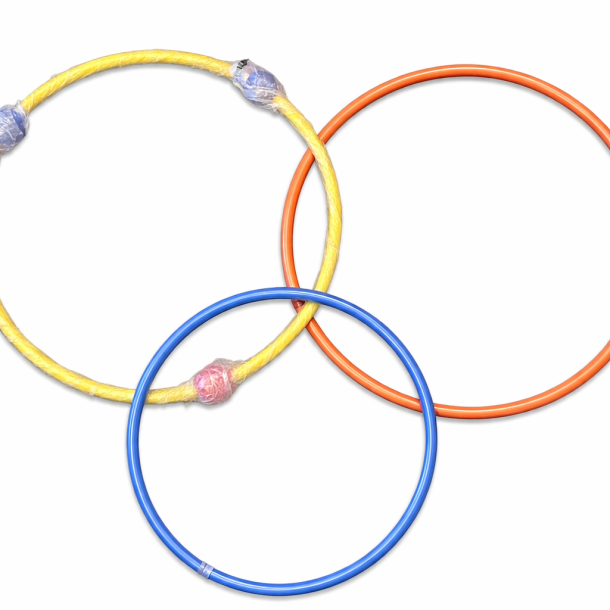 S�t med tre agilityringe i bl�, orange og gul i forskellige st�rrelser.