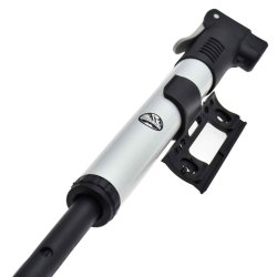 Six Peaks Mini Cykelpumpe med beslag, kompatibel med Presta- og Schrader-ventiler og maksimal kapacitet p� 75 PSI.