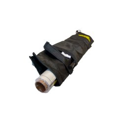 Taktikark 60x79 cm med basketballdiagram, vist sammen med tusch og taske.