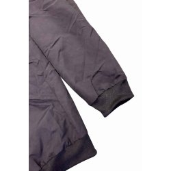 Vindjakke i sort med ribkant ved �rmer og nederkant.